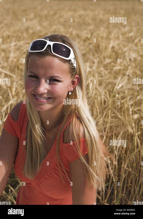 Frau Junge Lächelt Porträtserie Getreidefeld Personen 18 Jahre Teenager