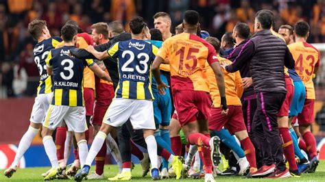 Haftasında galatasaray ile fenerbahçe karşı karşıya geldi. SüperLig: Galatasaray verspielt 2:0-Führung im Derby gegen ...