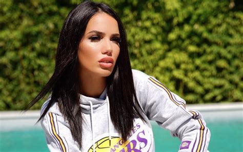 Originaire de paris, manon a grandi dans la capitale avec son frère cadet et ses deux parents jusqu'à leur divorce. Manon Marsault "Les Marseillais à Dubaï", craque après sa ...