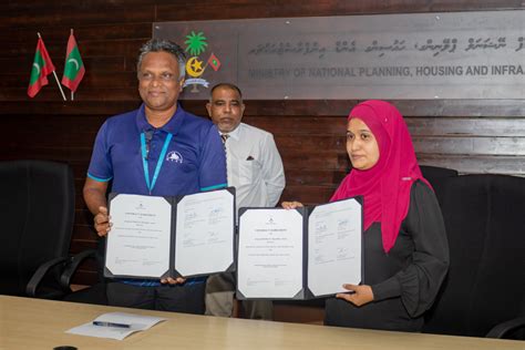 Mtcc Signs Magoodhoo Airport Development Contract With Planning Ministry