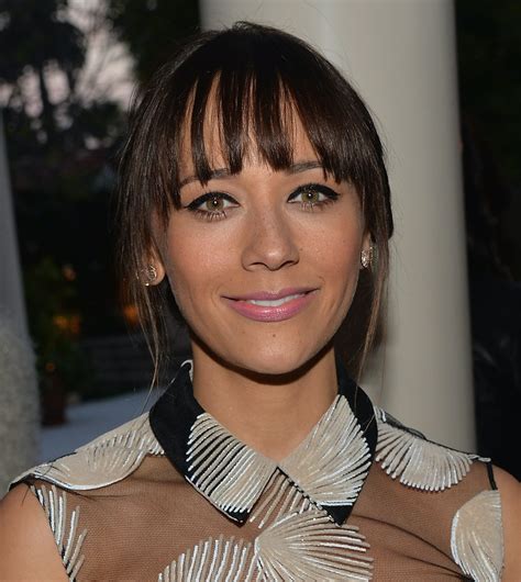 Rashida Jones Explains Her Elegantselfie Trend But Were Still Not