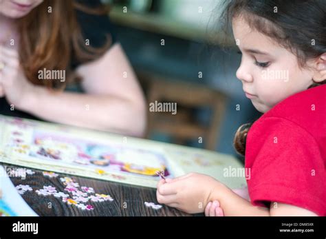 Erwachsene Und Kinder Spielen Puzzle Stockfotografie Alamy