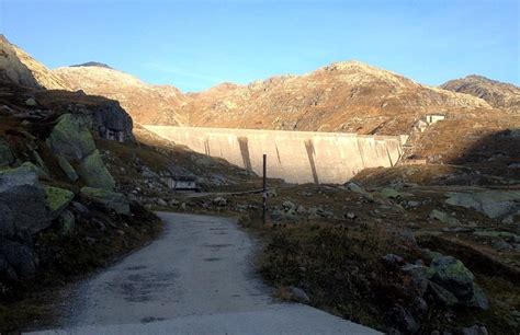 Staumauer Des Lago Di Lucendro Auf Der Rechten Seite