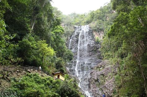 The rocks here comprises mainly of sandstone & shale, and is over 500 million years old. Air Terjun Temurun - Picture of Temurun Waterfall ...