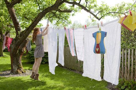 tips for hanging laundry on a clothesline clothes line easy cleaning hacks easy cleaning