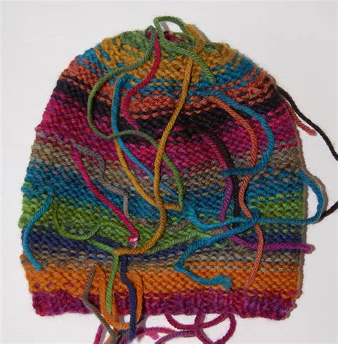 This is a great tutorial on how to finish a knitted hat pattern if you. How to not end up with lots of ends to weave in ...