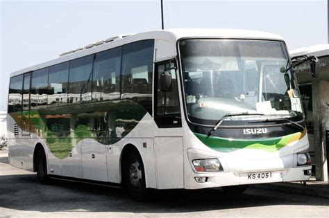  更多沖繩旅遊文章  ● 沖繩電車&巴士交通懶人包｜不開車也能玩沖繩! ISUZU旅遊巴KS4051.jpg