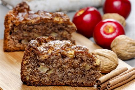 Cinnamon Apple Cake - 12 Tomatoes