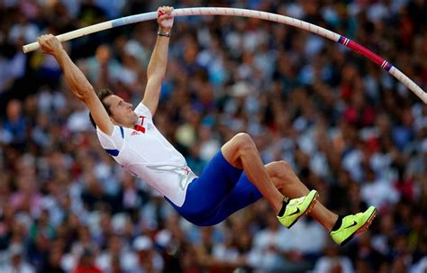 Em ambos os saltos, há um colchão para amortecer a queda do atleta após o salto. Atleta francês do Salto com Vara vira destaque em seu país ...