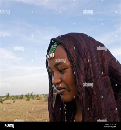 Wodaabe Woman With Face Tattoos Hi Res Stock Photography And Images Alamy