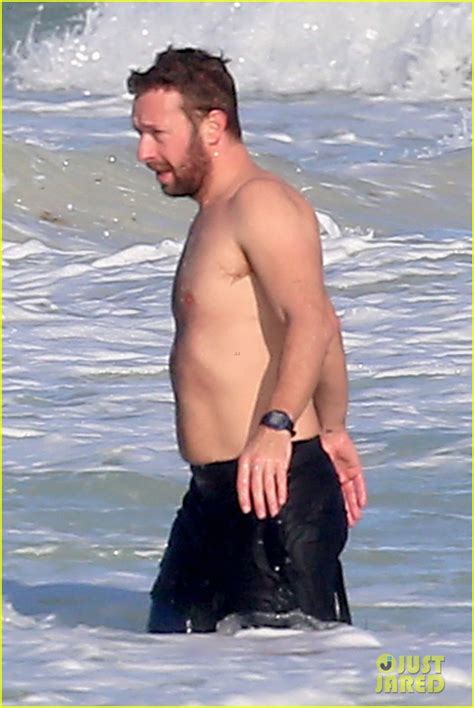 Dakota Johnson Chris Martin Spend New Year S At The Beach Together In Mexico Photo