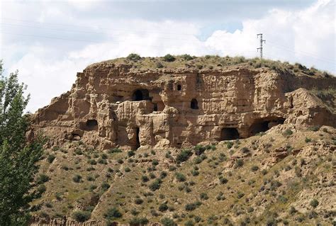 Varias son las formas de vivienda que presentan los gitanos de granada, la cueva, la casa y la choza; Ruta por Guadix, la zona de las casas cueva en Granada