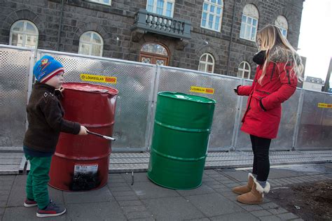 Iceland Protesters Demand Pm Sigmundur Gunnlaugssons Resignation After Panama Papers Leaked