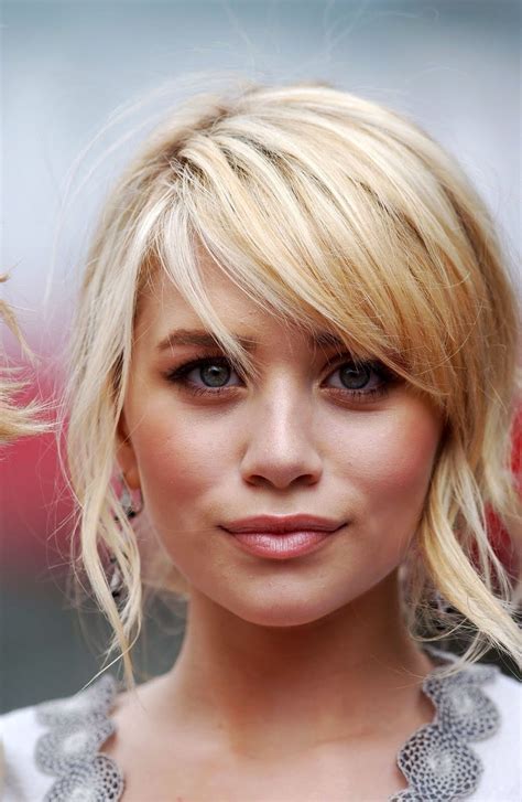 Ashley Olsens Blonde Side Swept Fringe Hairstyle Bangsfringes