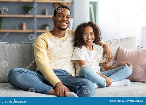 Adorable Familia Negra Padre E Hija Viendo Pelicula Juntos Foto De