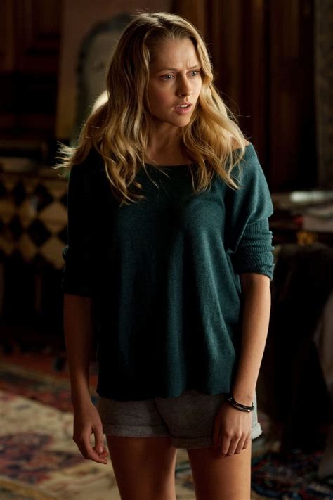 This film focuses on the development of the relationship between julie (a teenage girl) and r. Teresa palmer, Teresa mary palmer, Warm bodies