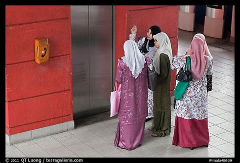 Picture Photo Malaysian Women In Islamic Dress Suria Klcc Kuala Lumpur Malaysia