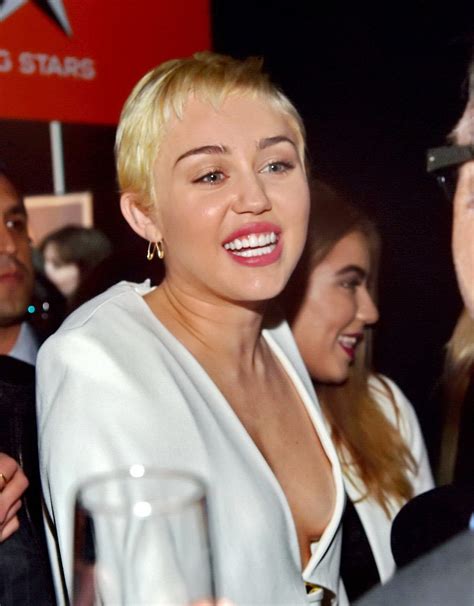 Miley Cyrus Braless Showing Side Boob In A Wide Open Top Out In Toluca Lake Porno Bilder Sex