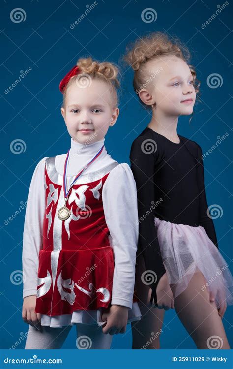 Portret Van Sportieve Meisjes Die In Studio Stellen Stock Afbeelding