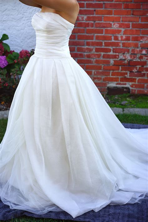 Vera Wang Textured Organza Wedding Ball Gown Second Hand Wedding Dress