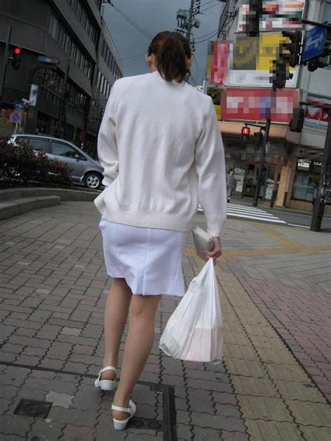 【ナース街撮り盗撮エロ画像】白衣姿で街中を歩く看護婦を背後から隠し撮り…パンティラインがうっすら浮かぶww エロ画像ミルナビ