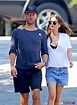 Chris Martin y Dakota Johnson dando un paseo por los Hamptons - Foto en ...