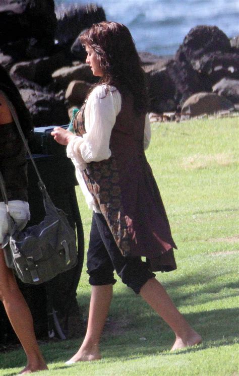 Penelope Cruz Pregnant On The Set Of Pirates Of The Caribbean 4 13