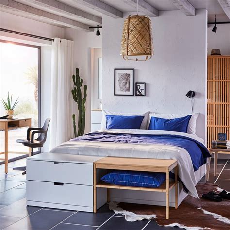 A Bedroom With Beautiful Bamboo Storage Chambre Parentale Avec