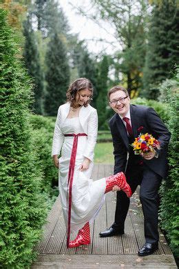 Check spelling or type a new query. modernes junges Brautkleid, Braut mit roten Gummistiefeln ...