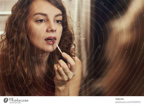 Frau Trägt Make Up Vor Einem Spiegel Auf Ein Lizenzfreies Stock Foto Von Photocase