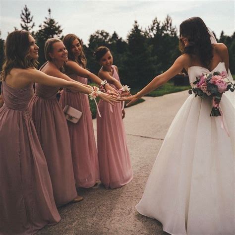 This Bride With Her Bridesmaids Are Simply Gorgeous Who Would Love To