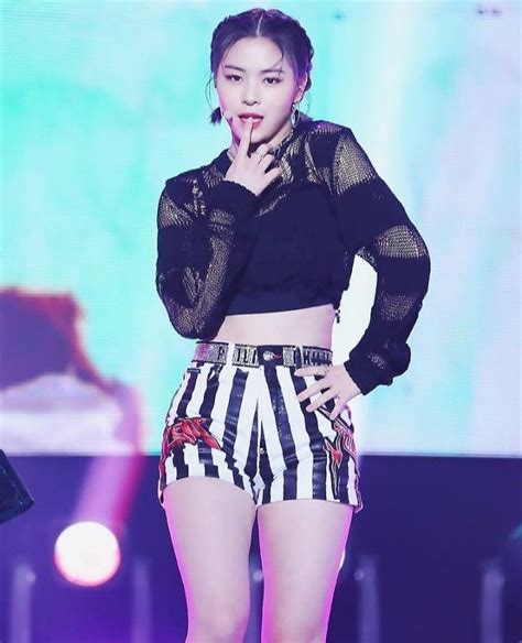 ♡ryujin Itzy♡ In 2020 Stage Outfits Kpop Outfits Itzy