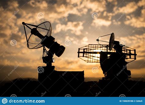 Siluetas De Antenas Parab Licas O De Antenas De Radio Contra El Cielo De La Puesta Del Sol