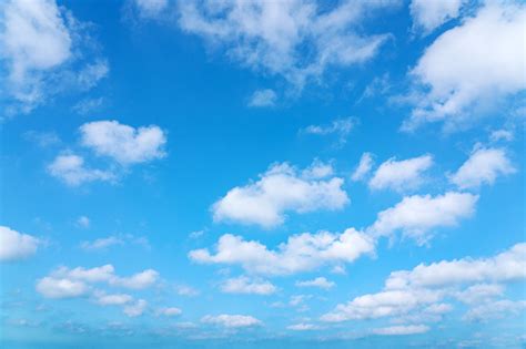 Langit Biru Yang Indah Dengan Awan Foto Stok Unduh Gambar Sekarang