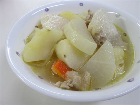 Tambahkan lobak, serei, jahe dan daun salam kedalam rebusan kaldu. Travelog Bumi Jepun: Resepi sup lobak putih