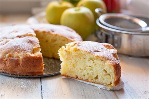 La torta di mele e mascarpone è facile e veloce da preparare: Torta di Mele e Mascarpone piena di mele, morbidissima!