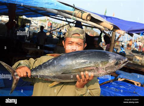 Man Holding A Tuna At The Port Side Fish Market Stock Photo Alamy