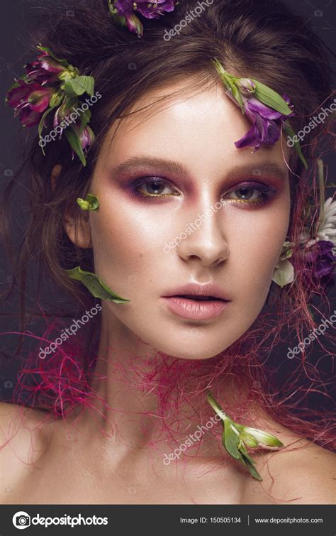 Beautiful Girl With Art Make Up And Flowers Beauty Face — Stock Photo