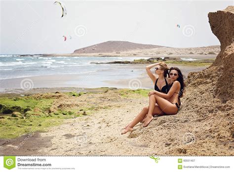 Duas Meninas Na Praia Imagem De Stock Imagem De Camisola 60551407