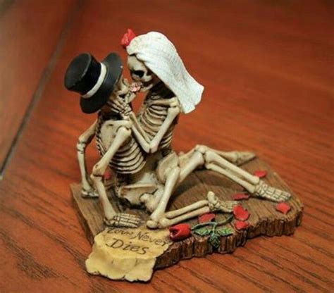 They are having a halloween themed wedding, horror. love never dies cake toppers | Skull love!! Love never ...