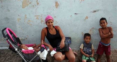 Entre La Alegría Y La Tristeza Cubanos Celebran El Día De Las Madres