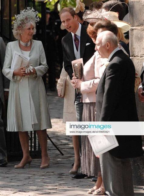 Camilla Duchess Of Cornwall Und Prinz William Bei Der Hochzeit Von Zara Phillips Und Mike Tindall