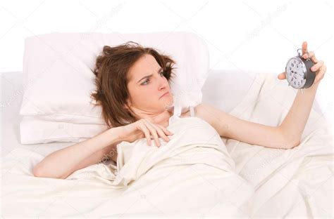 Mujer Despertando Y Mirando El Despertador En La Cama Vista Desde