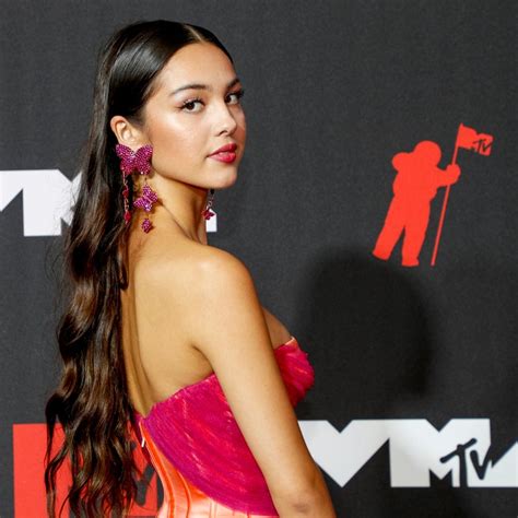 Olivia Rodrigo Reflects On Crazy Year While Accepting Best New Artist