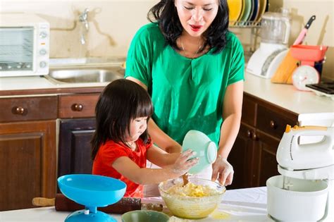 Premium Photo Asian Mother And Daughter At Home In Kitchen