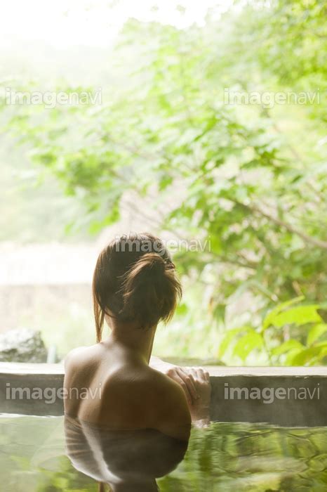 【露天風呂に入浴する女性】の画像素材 17319477 写真素材ならイメージナビ