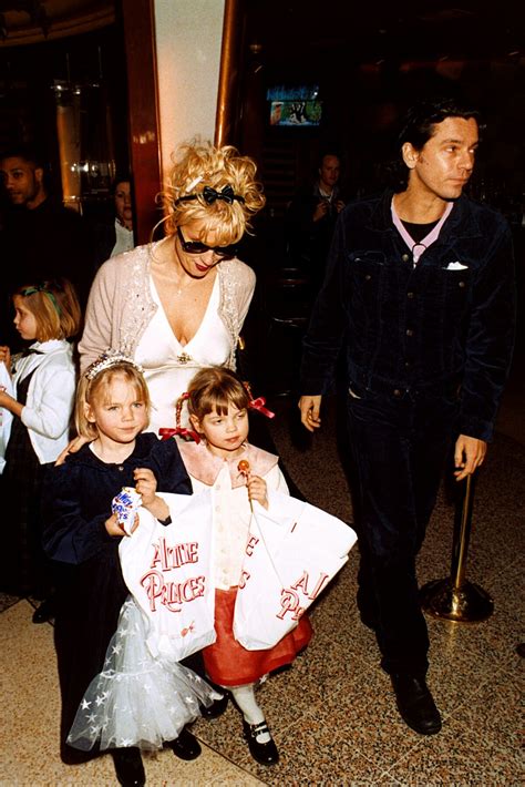 Photo Michael Hutchence et Paula Yates avec Peaches et Pixie Geldof à