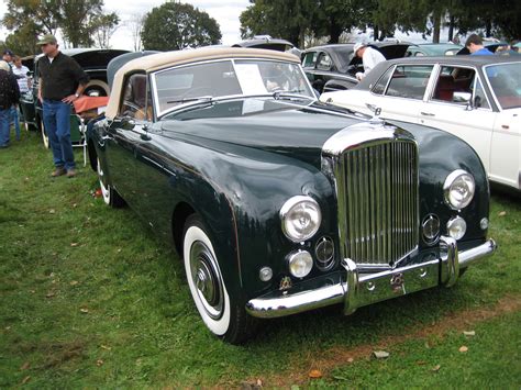 Download Classic Elegance Bentley Mark Vi Luxury Car Wallpaper