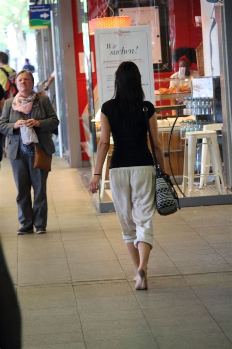 Woman Strolls The City Barefoot All The Way Barefoot Girls