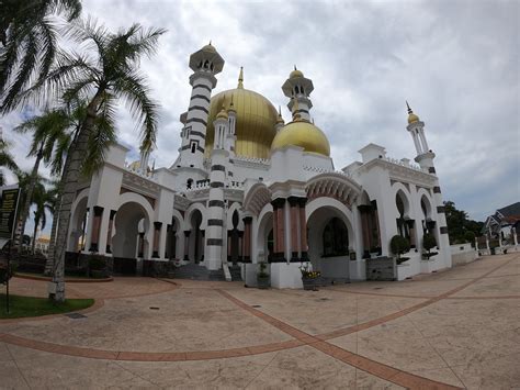 Masjid ubudiah di bandar di raja negeri perak, kuala kangsar. Masjid Diraja Ubudiah, Bukit Chandan, Kuala Kangsar, Perak ...